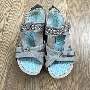 Bare traps Sandler with Velcro, grey & blue, women’s sz 9 sandals.